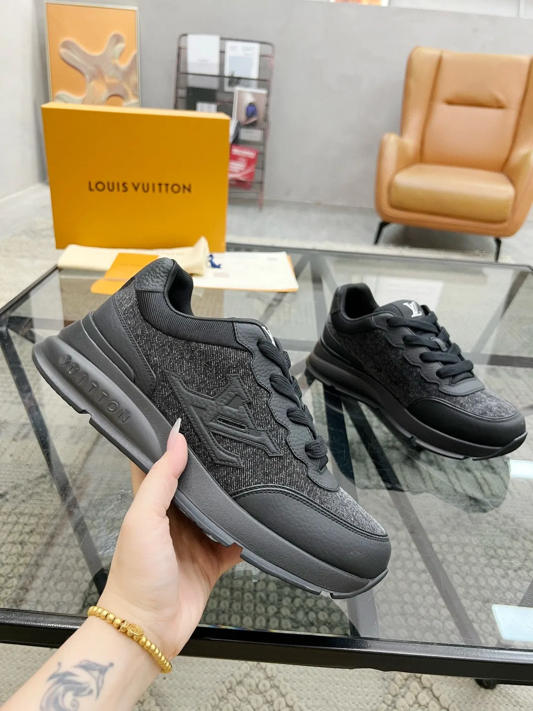 Factory price: 460💰LV🔍Top purchasing agent🇮🇹 Road The popular sports sneakers counter of the popular street man is synchronized with the uppers of Italian cowhide and cloth fabrics, high-quality splicing and complex craftsmanship, imported breathable mesh inner pads, soles: original soles specially provided by the original factory, T men's men's shoes 💰U exclusive movable molded soles are super comfortable, original factory single goods, 🔍🔍high quality, you can enter and exit the counter at will, welcome to compare. Code number 38-44, (45 customized)